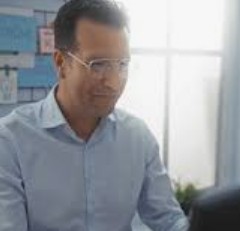 Karim, responsable conformité